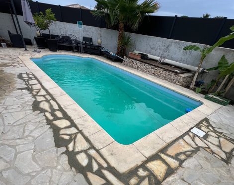 Fuite d'au d'une piscine visible grâce au sol mouillé autour de celle-ci